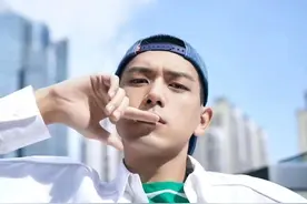 李现佩戴棒球帽，阳光少年气十足图片