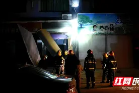 室外电表起火 祁阳消防一分钟“神速”灭火图片