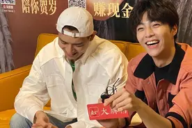 大牌档 | 李现遇上陈立农，狡黠赤狐遇上呆萌书生图片