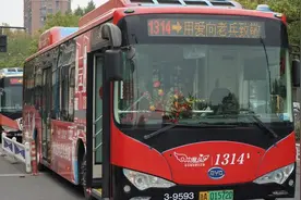 婚后50年终于坐上“婚车”，杭州1314路公交向抗美援朝老兵的致敬很用心图片