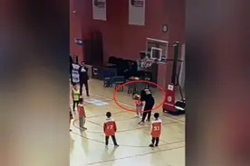 41秒丨7岁男孩被教练投篮砸伤颈椎，监控曝光后家长怒了：质疑教练专业性图片