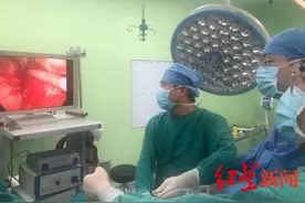 17年前的丰胸假体“跑到”肚子上 医生3小时腔镜下取出“炸弹”图片