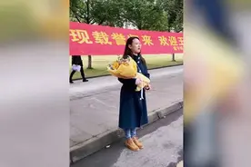 女子大门口拉横幅捧鲜花等退伍男友，甜蜜相拥看酸网友：心疼哨兵视频封面
