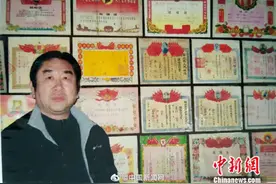 河北大叔收藏各时期离婚证 提醒人们珍惜婚姻和感情图片