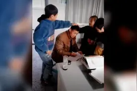 乡村老师改作业时学生帮梳头发：多付出就会收获学生的喜欢视频封面