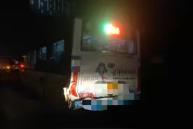 长沙一公交车被货车追尾，车内女乘客摔伤，该由谁负责？图片