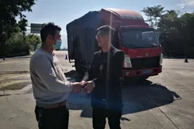 点赞！保龙高速小货车爆胎起火，路人司机看到后居然做了这样一件事图片