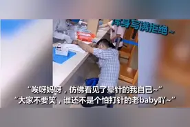 男子抽血时害怕扎针，跪地大喊“妈妈”，后面小朋友被吓哭图片