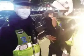 寒风中，3岁走失女童 在交警怀中睡着了图片