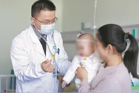 爷爷爱养猫致孙子患上“猫抓病”，医生提醒：饲养宠物一定要注意驱虫清洁图片