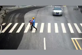 事发宜昌！男子街头抱走老人，却被全网点赞图片