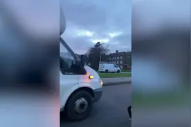 英国一名货车司机被拍到在高速上开车时用手机看电视剧图片