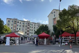 探访张江中风险小区：探母意外被滞留，四姐妹跳起广场舞解闷图片