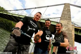 河中“寻宝”！两男子在巴黎运河“钓”起大量单车(图)图片