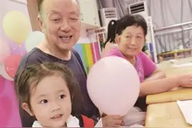 爷孙俩隔空比“心”，暖到众人心图片