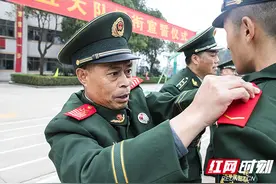 洞庭湖畔服役30年的“兵王”为武警湖南总队新兵团五大队新战士授衔图片