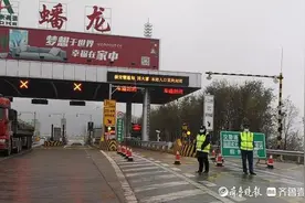 因大雾，济青南线部分高速入口封闭，工作人员现场劝返车辆图片