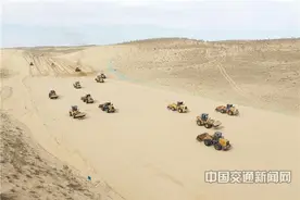 新疆首条沙漠探险高速公路主线贯通 通车后乌鲁木齐至阿勒泰实现4小时“高速直达”图片
