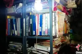 七旬老人废品站淘书捐建“爱心书屋”已捐1万余本图片