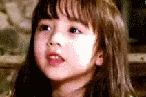 还记得这个表情包的小姑娘吗？她15岁长这样……图片