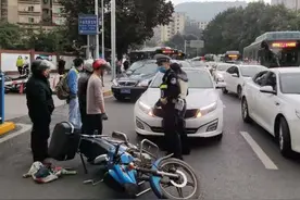 摩托车随意变道被撞 民警：应负主要责任图片