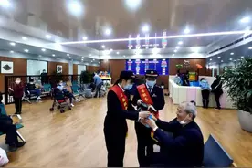 通过12306APP订票，余票充足时，系统会自动给60岁以上老人分配下铺图片