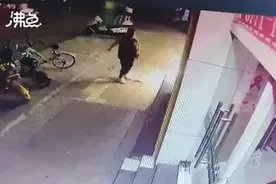 连续猛踢！男子当街虐杀小猫，网友怒了图片