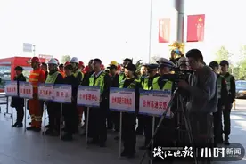 开车在隧道内遇到火灾，司机乘客要如何求救？“全国交通安全日”里能得到答案图片