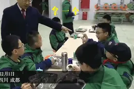 气场太强了！校长在清晨的食堂让学生一个一个吃鸡蛋……图片