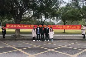 画面太感人！服役八年战士退伍 女友送上鲜花，哥们拉着横幅欢迎图片