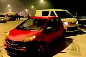 雪夜路滑 卧虎山快速路多车发生事故图片