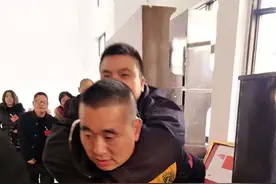 160万积蓄亏光！两次投资失败只能卖房！浙江老板一个举动让人泪目：再苦都不能饿着他们图片