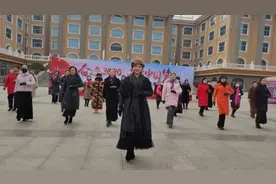 李红霞与她的中老年模特儿队：走出不老青春，书写自信与优雅图片