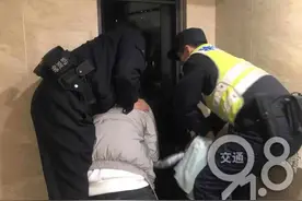 生死一线！凌晨杭州一女子悬挂23楼窗外图片