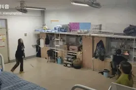 大学宿舍能打羽毛球？这个寝室冲上热搜！评论区笑岔气图片