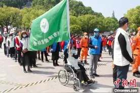 浙江椒江“轮椅队长”：不向命运屈服 成志愿者领路人图片