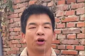 励志！90后脑瘫小伙舌尖穿针折大鹅图片