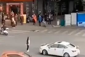 前男友结婚女子路口拦婚车 当街喊“我永远也不会和你分开的”图片