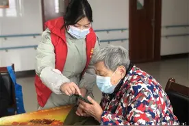 福利院开设“手机课堂”，82岁婆婆玩转智能手机图片