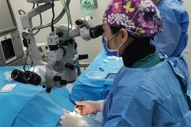 年轻幼师不堪忍受800多度近视困扰，毅然选择手术摘掉厚重眼镜图片
