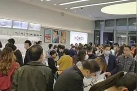 “单飞”的荣耀加速线下布局 荣耀CEO赵明：“做自己的荣耀骑士”图片