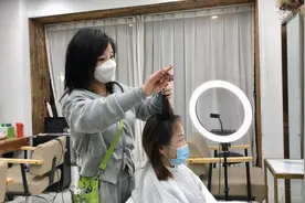 疫情下海南客人打飞的来上海做头发？发型师说不靠嘴推销靠手艺图片