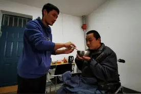 “00后”男孩带爸爸上大学，一句话触动网友心图片