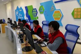 70岁志愿者帮90岁老人洗脚，老人儿子就住楼上……劳模志愿者用真心唤孝心图片