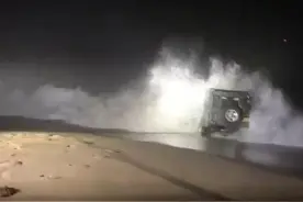 司机将车开到海边被困 汽车遭海浪淹没报废图片