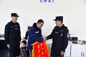 39秒丨临沂三岁娃蹬着小车独穿省道 恰遇日照特警将其送回家图片