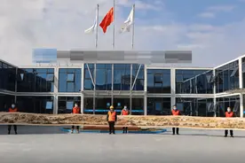 致敬，打工人！54岁焊工7年绣出清明上河图视频封面