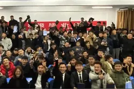 老师送133名男生领带做毕业礼：希望他们走上社会注意形象视频封面