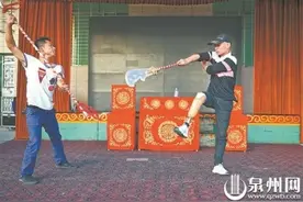 截肢半年后 他重返芗剧舞台 向儿女证明父亲的坚强图片