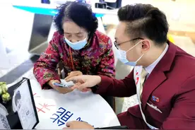 中国电信新疆公司积极助力老人融入智能时代图片